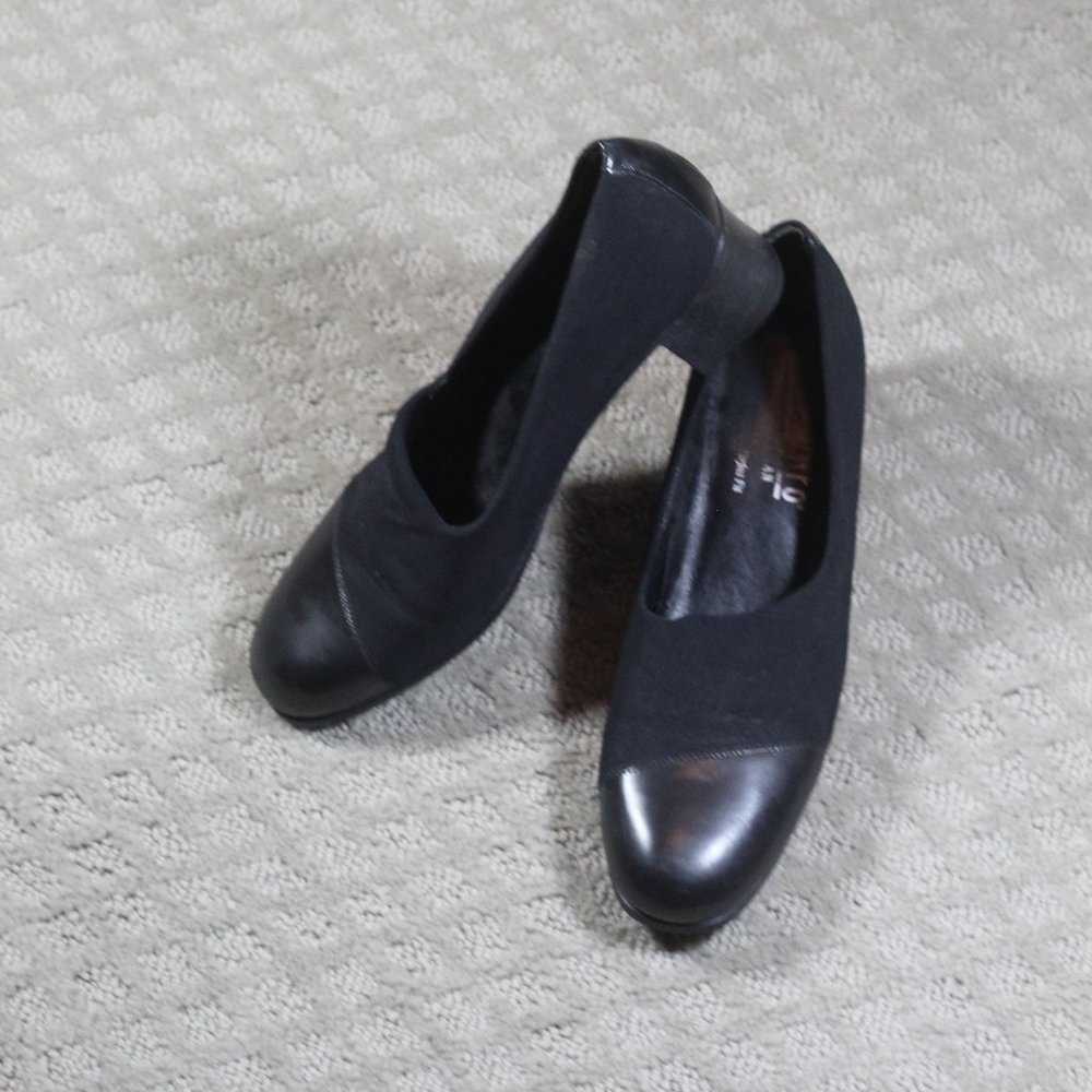 Munro American "Julie" Size 7.5 Black Stretch Fabric & Leather 2" Block Heels